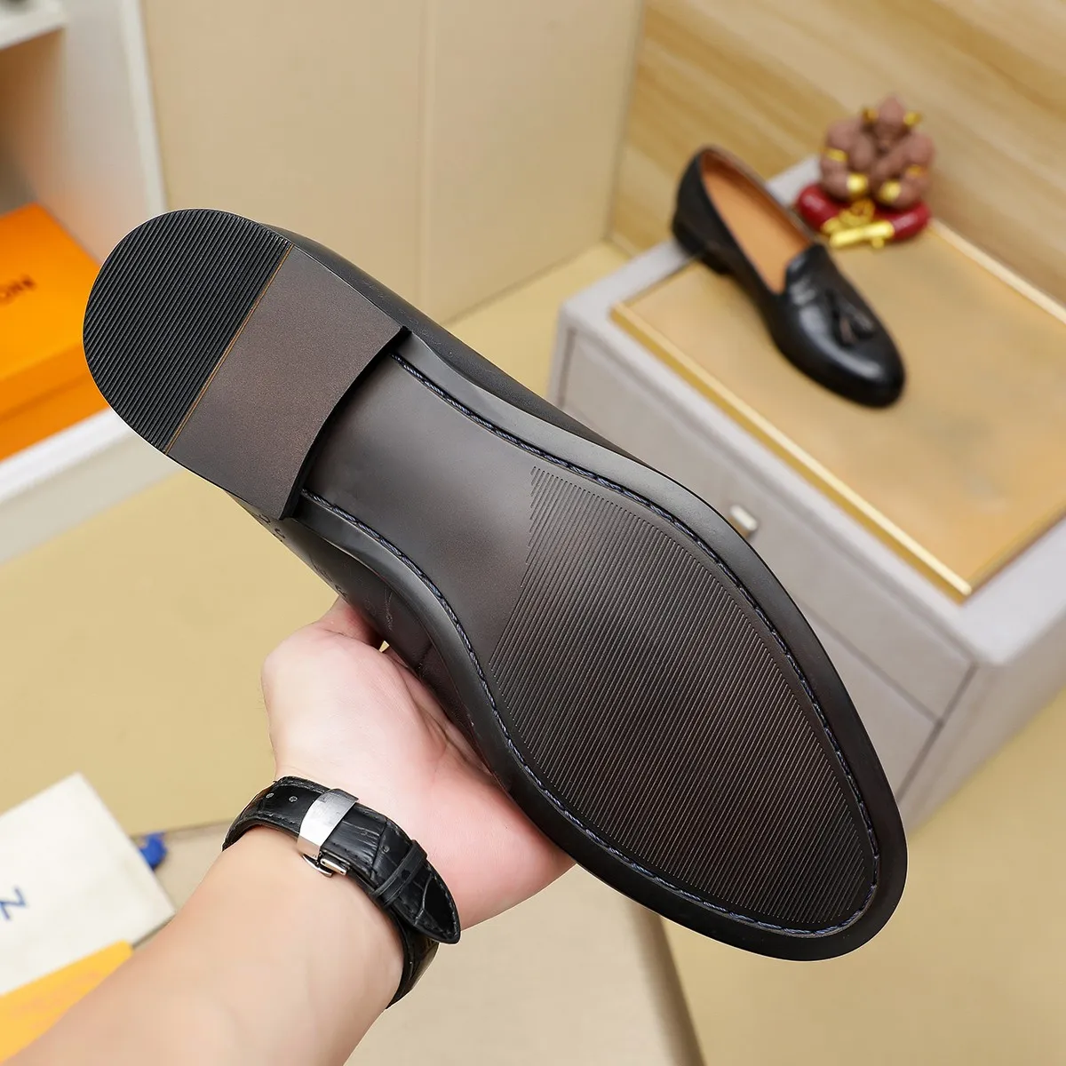 Men's shoes 💰560 💰 Louis Vuitton LV ® Autumn and Winter 🆕 models 🔛Full shoe counter First layer cowhide, 🐂Leather lined casual shoes for men, super soft outsole, a must-have for driving. Counter synchronization Original first layer cowhide Completely 1:1 mold customization 🌹Top version, 2 colors available! Number: 38-45 (37.46. Customized)